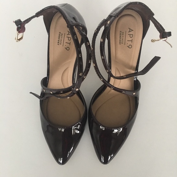 Asymmetrical Pointed-toe Pumps - Picture 4 of 6